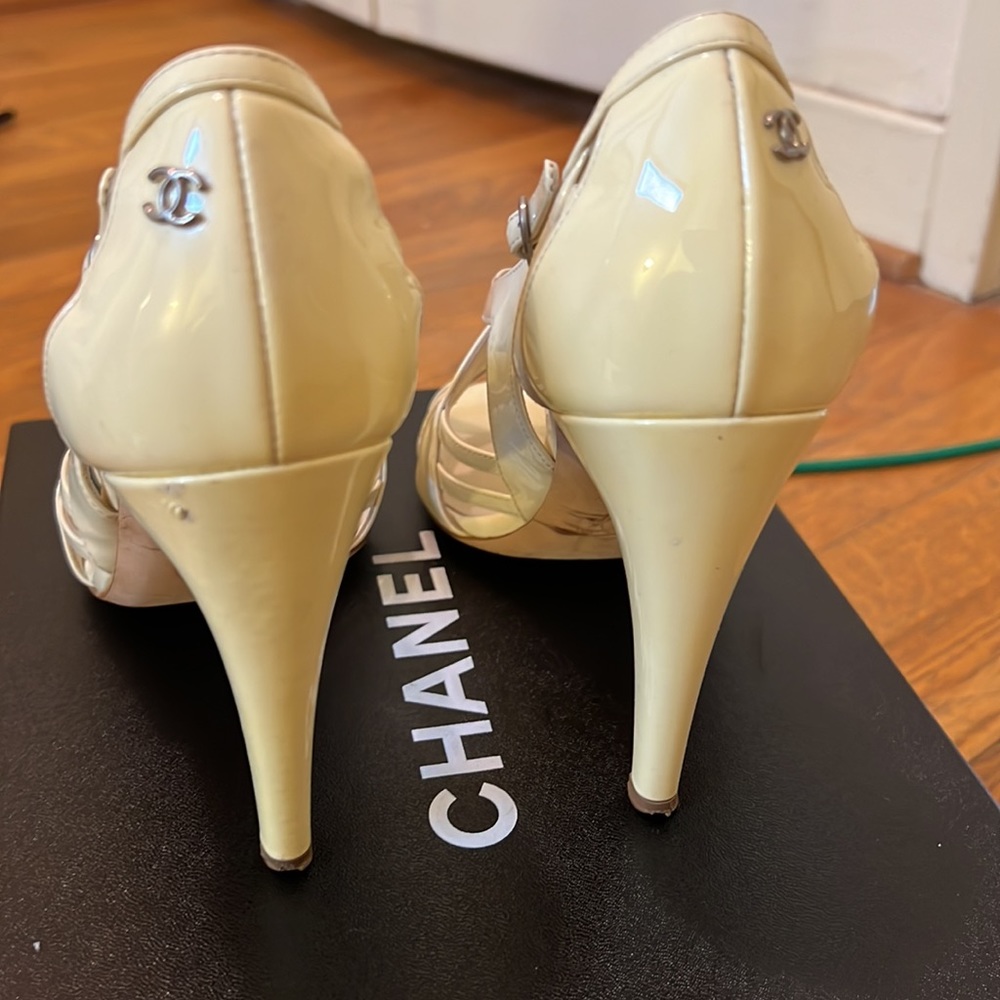 Chanel off white/beige patent leather heeled sandals - Picture 3 of 12